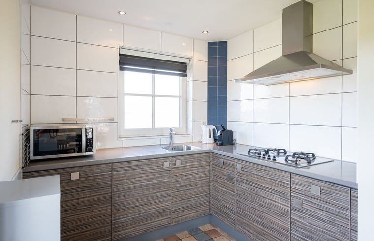 Fully equipped kitchen in Cottage in De Waal, Texel with modern appliances and views.