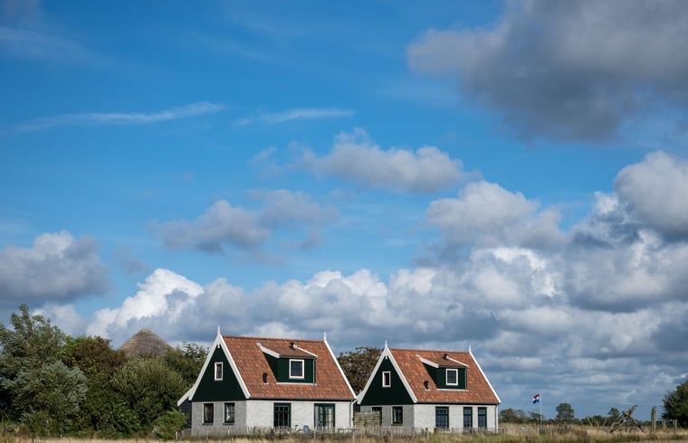 Two traditional vacation homes in De Waal, Texel, ideal for a relaxing stay.