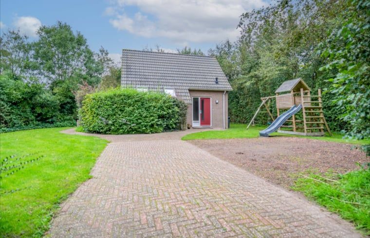 Huisje in De Waal, Texel met speeltuin en groene omgeving, ideale vakantieaccommodatie op de Waddeneilanden.