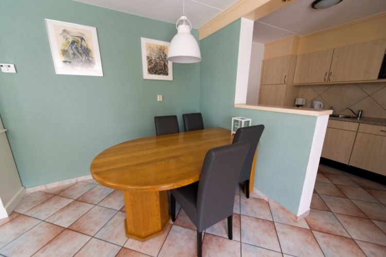 Essecke im Bungalow De Boogerd, De Waal, Texel mit moderner Einrichtung und Zugang zur voll ausgestatteten Kche.