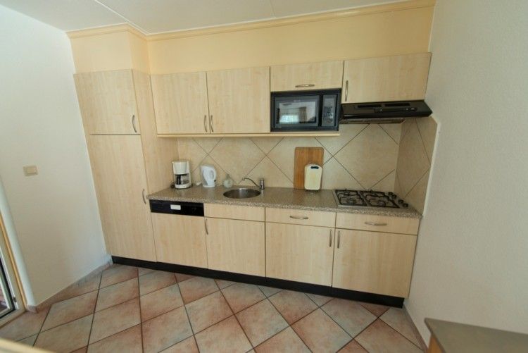 Vollstndig ausgestattete Kche im Ferienhaus De Boogerd, De Waal, Texel mit modernen Gerten fr einen komfortablen Aufenthalt.