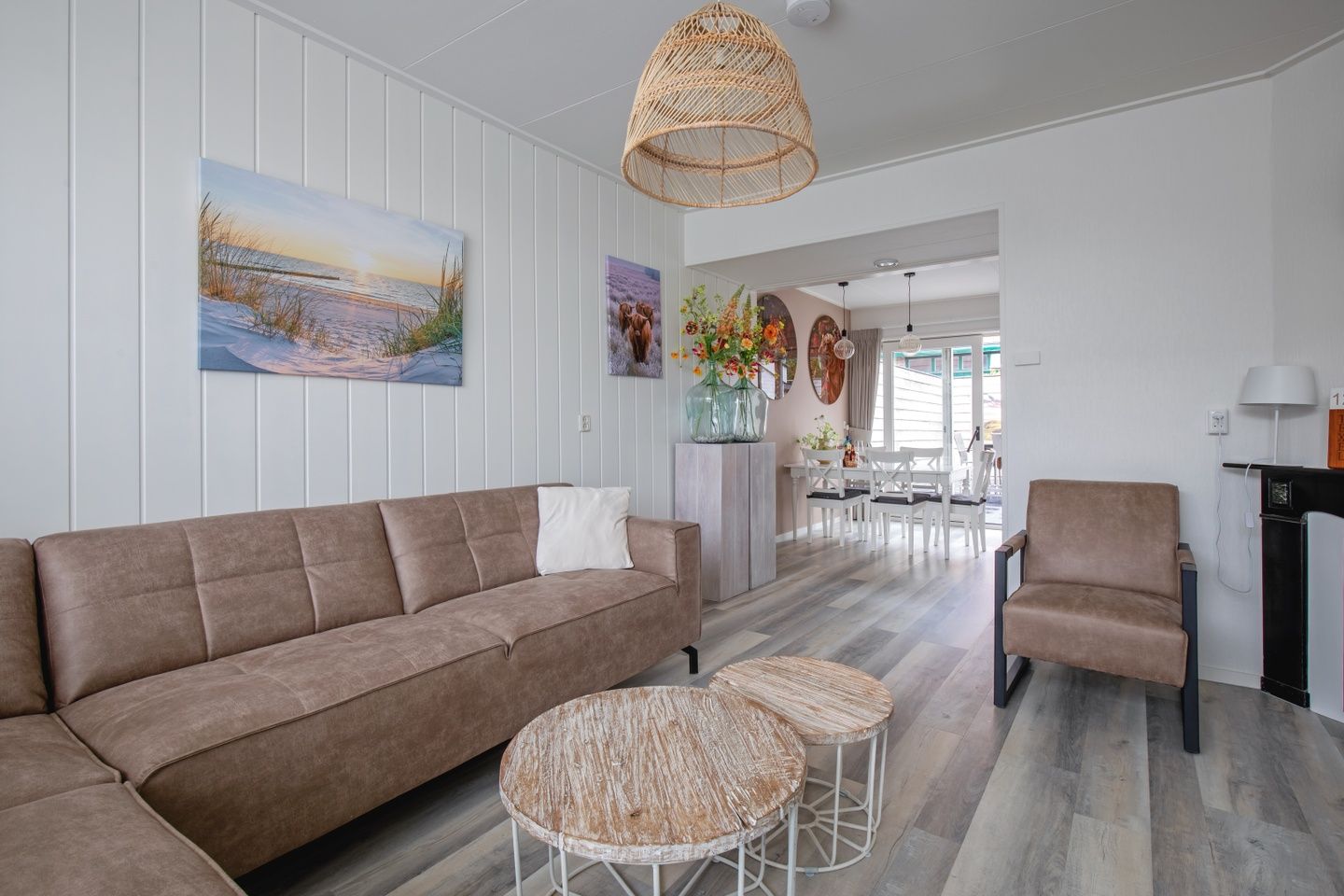 Innenbereich des Ferienhauses Schoonoord auf Texel mit Sitzecke und Essbereich.