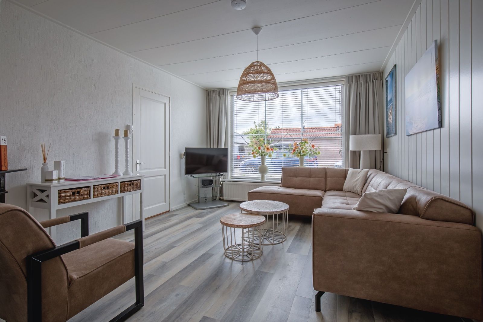 Helles Wohnzimmer von Schoonoord in Den Burg, Texel mit grossen Fenstern und Aussicht.