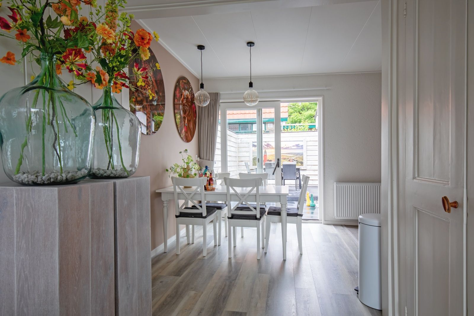 Esszimmer der Ferienunterkunft Schoonoord in Den Burg, Texel mit Blick auf die Terrasse.