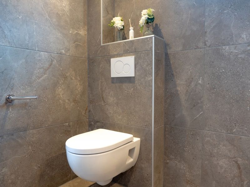 Stilvoller Toilettenraum von Schoonoord in Den Burg, Texel, mit moderner Ausstattung.