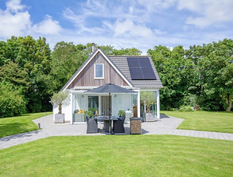 Uit Zicht vakantiehuis in Den Burg, Texel met ruime buitenruimte en terras.