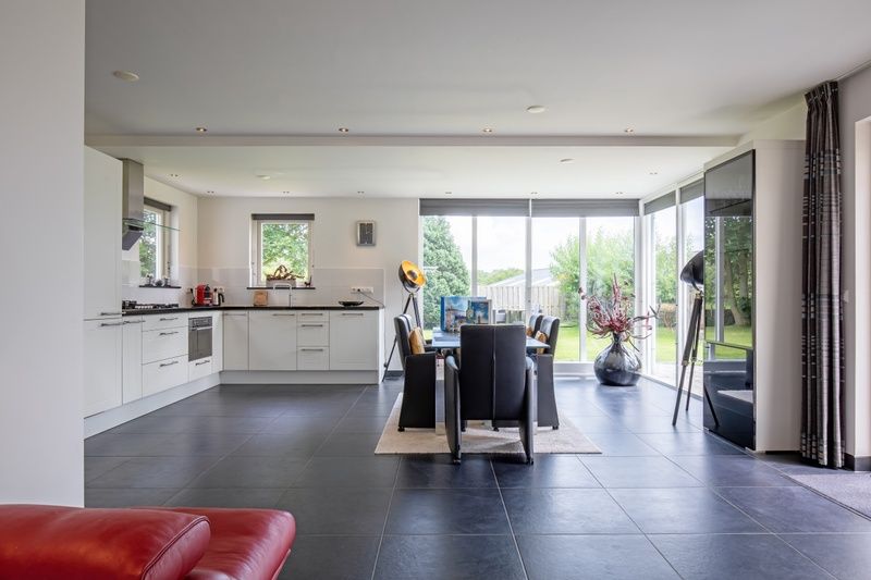 Open keuken en eetruimte in vakantiehuis Uit Zicht, Den Burg, Texel.