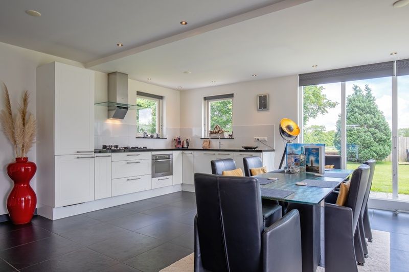 Eetkamer met tuinzicht in vakantiehuis Uit Zicht, Den Burg, Texel.