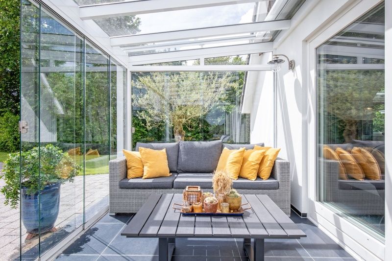 Serre met glazen wanden in vakantiehuis Uit Zicht, Den Burg, Texel.