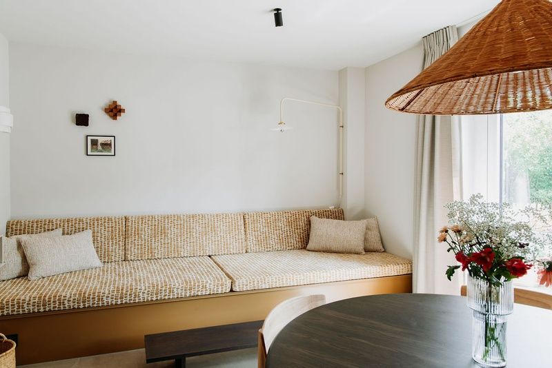 Heller Wohnraum im Luxury Apartment 4p, Den Burg, Texel mit bequemem Sofa und moderner Einrichtung.