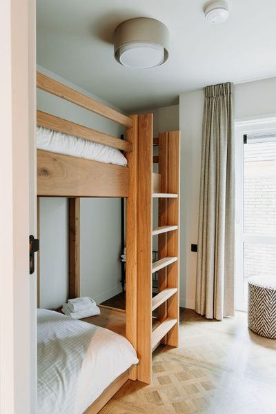 Gemuetliches Schlafzimmer mit Etagenbett im Luxusappartement 4p, Den Burg, Texel fuer einen entspannten Aufenthalt.