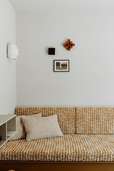 Stilvolle Wanddekoration und bequemes Sofa in der Luxuswohnung 4p, Den Burg, Texel.