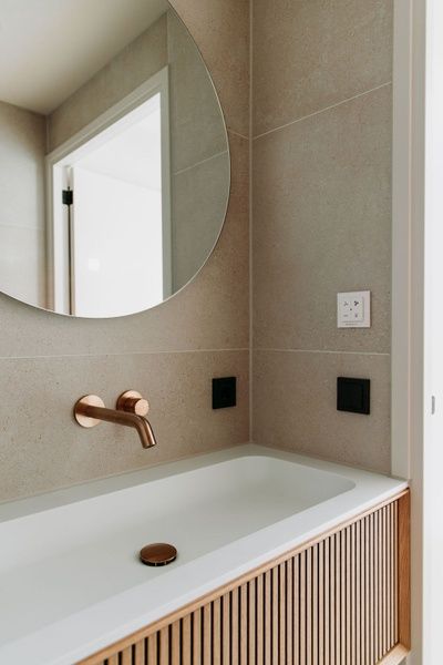 Modernes Badezimmer mit elegantem Waschbecken im Luxusappartement 4p, Den Burg, Texel fuer hoechsten Komfort.