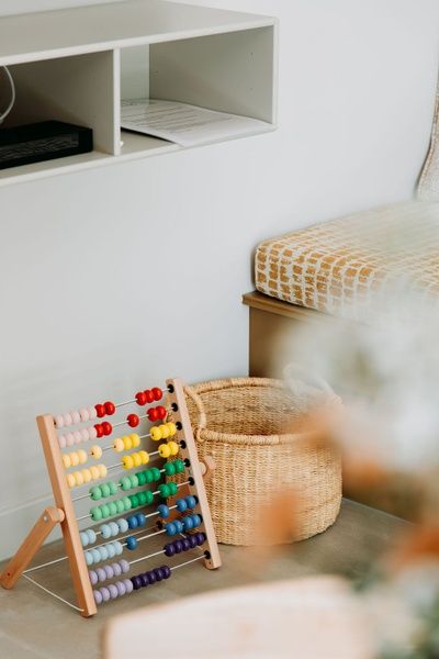 Spielecke mit buntem Abakus im Luxury Apartment 4p, Den Burg, Texel fuer Familien mit Kindern.