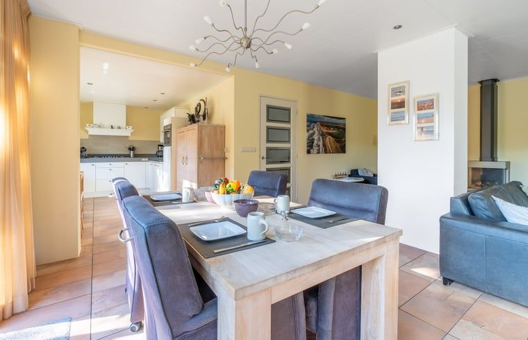 Open keuken en eetruimte in Huisje in Den Burg, Texel met veel lichtinval.