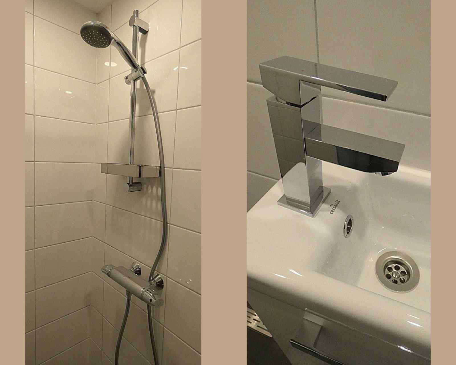 Moderne badkamer met douche in NH198 vakantiehuis Den Burg Texel.