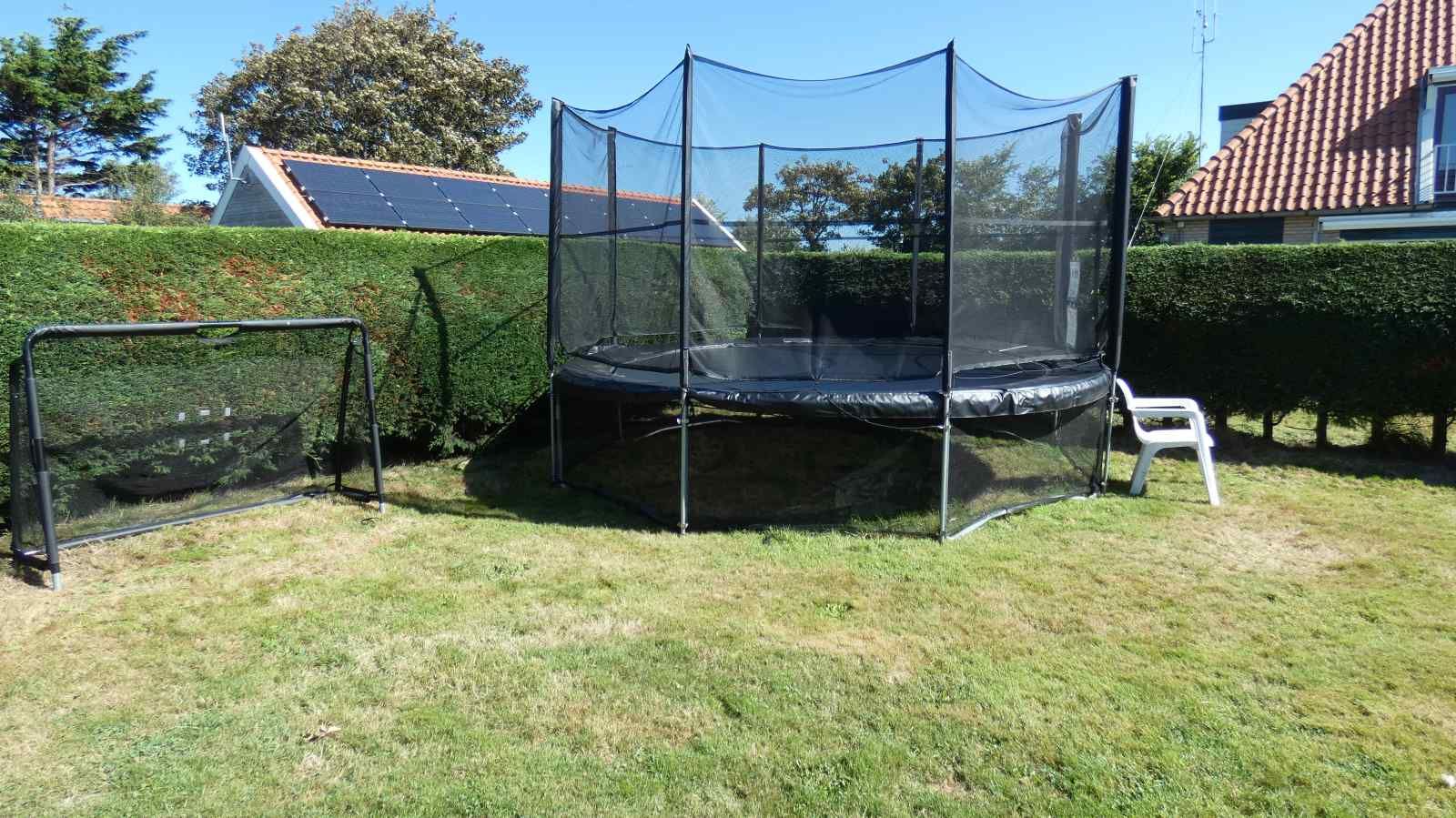 Trampoline in de tuin van NH198 vakantiehuis Den Burg Texel.