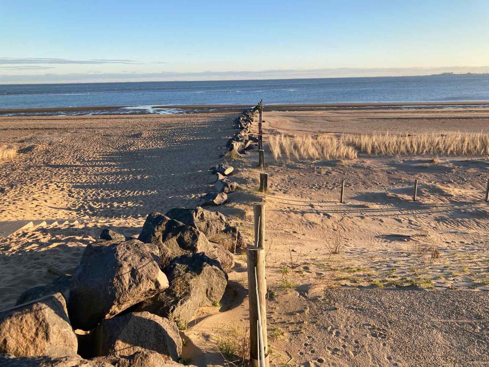 Achteraanzicht van NH198 vakantiehuis met terras in Den Burg Texel.
