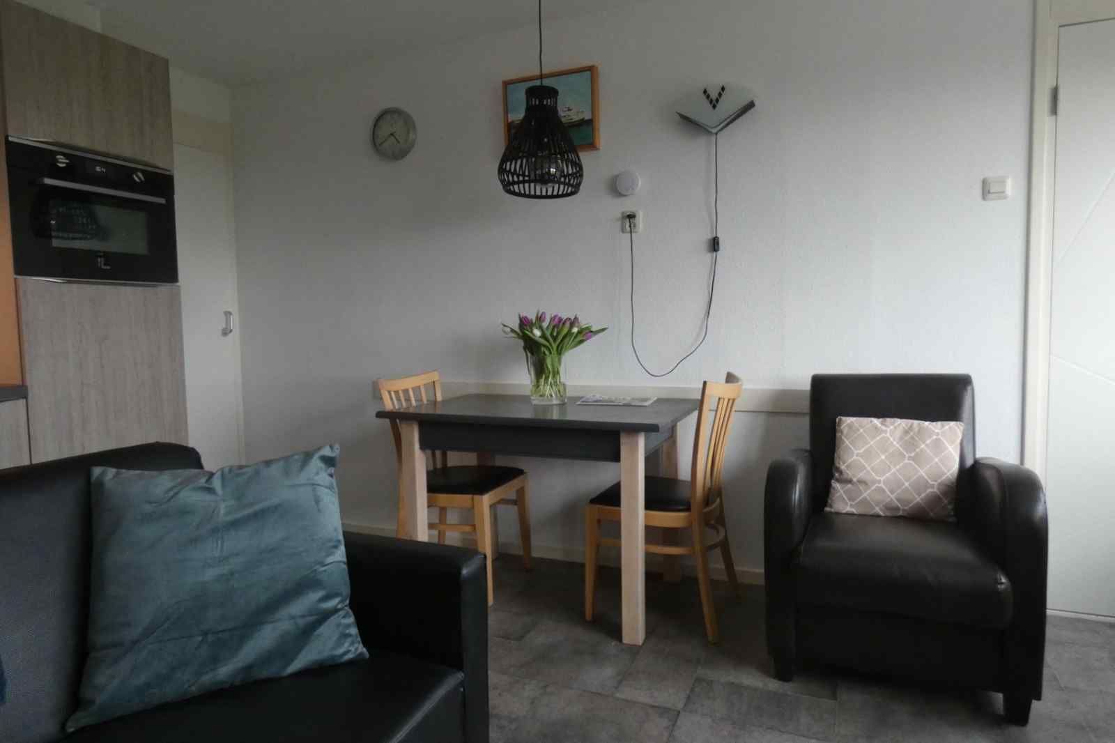 Eethoek in NH198 vakantiehuis Den Burg Texel met comfortabele stoelen.