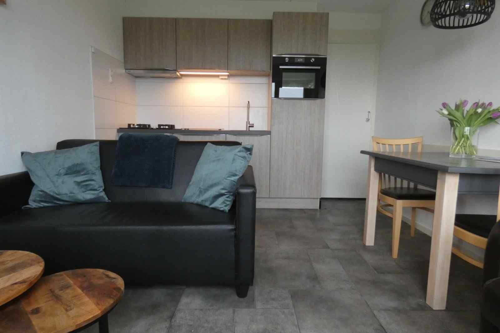 Open keuken in NH198 vakantiehuis Den Burg Texel met moderne apparatuur.