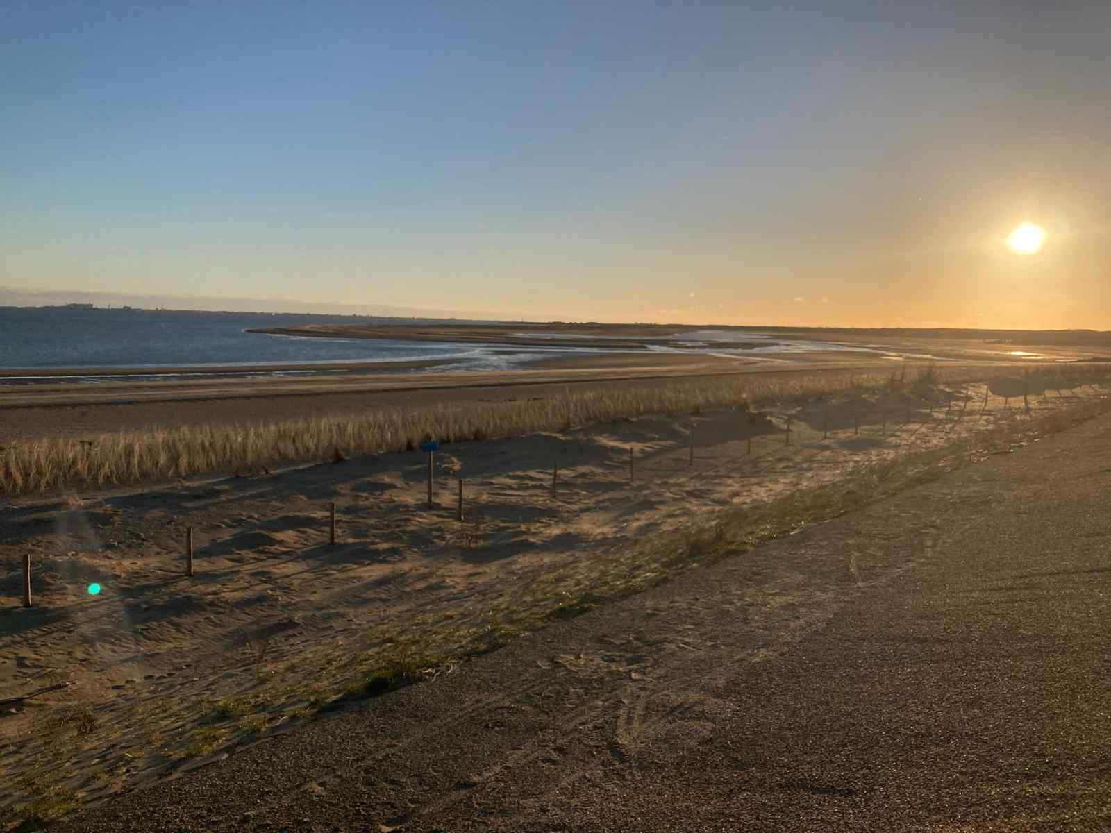 Zonsondergang over het strand nabij NH198 vakantiehuis Den Burg Texel.