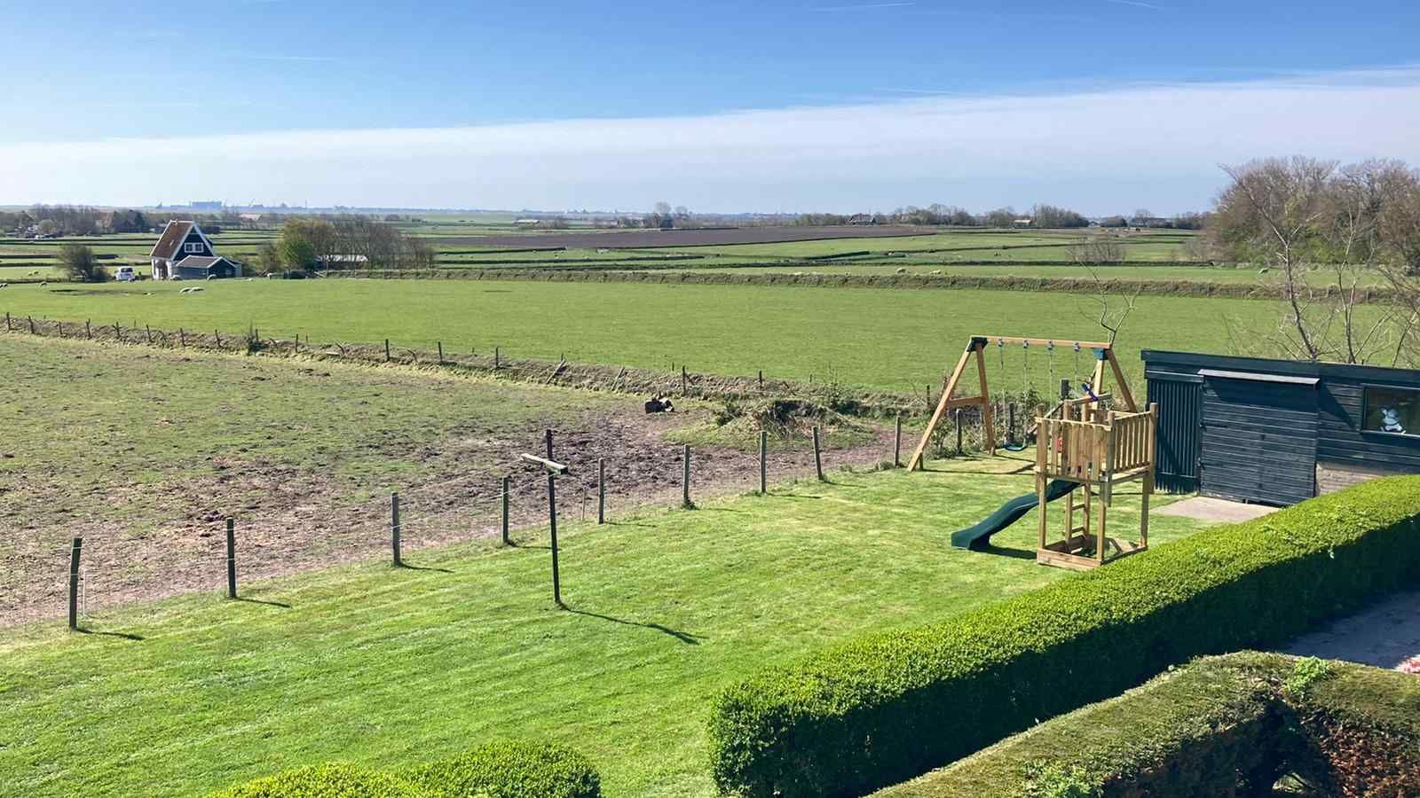 Uitgestrekt uitzicht over het landschap bij NH198 vakantiehuis Texel.
