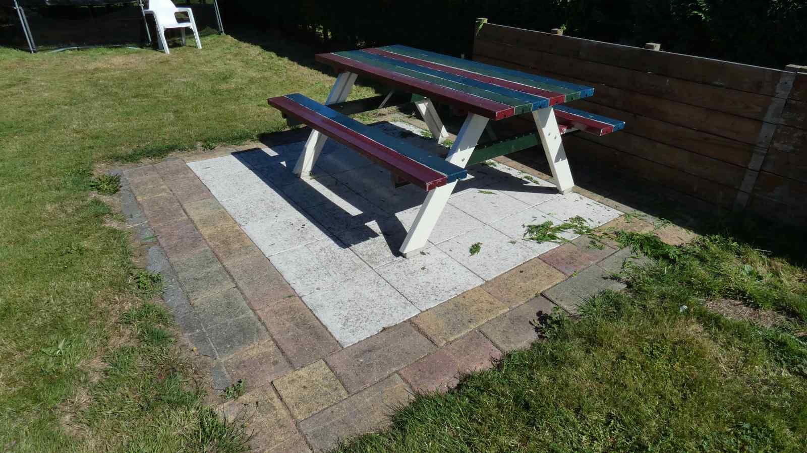 Picknicktafel in de tuin van NH198 vakantiehuis Den Burg Texel.