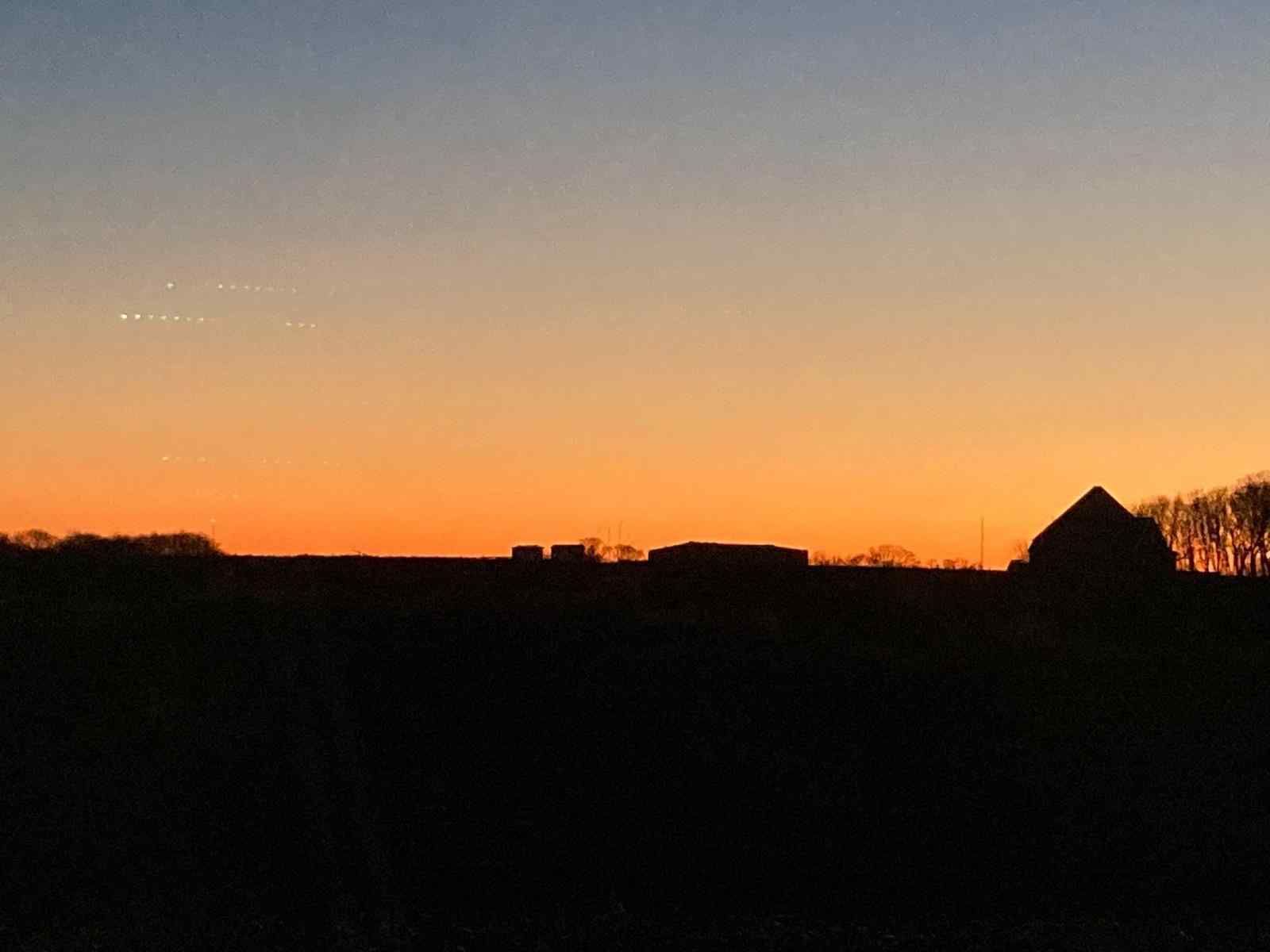 Avondschemering over de velden bij NH198 vakantiehuis Den Burg Texel.