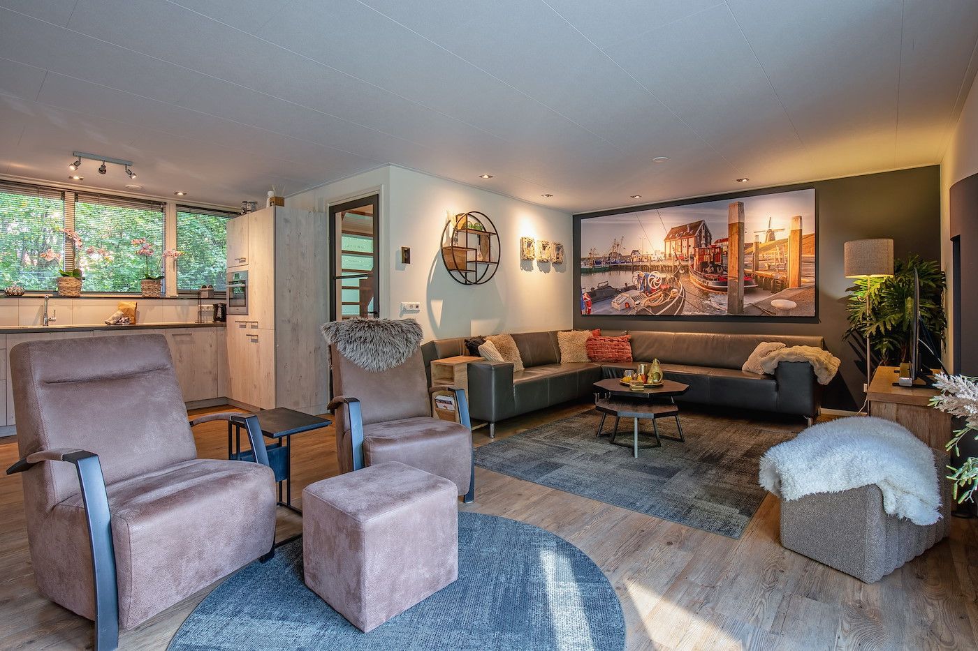 Stilvolle Sitzecke in 48 - Witte Parel, Den Burg, Texel. Entspannen Sie sich auf dem bequemen Sofa auf den Watteninseln.