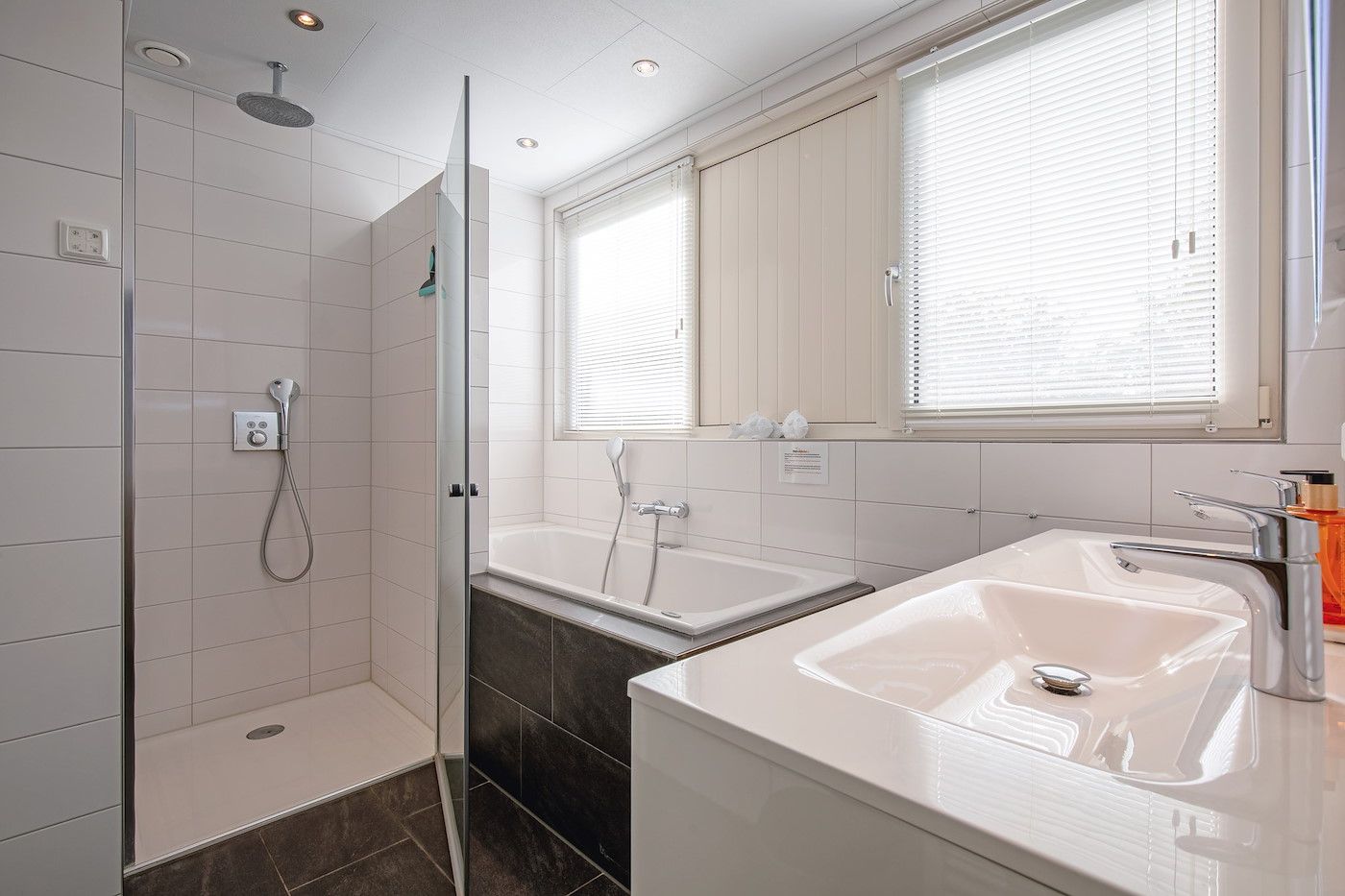 Modernes Badezimmer mit Doppelwaschbecken in 48 - Witte Parel, Den Burg, Texel. Luxurioeses Badeerlebnis auf den Watteninseln.