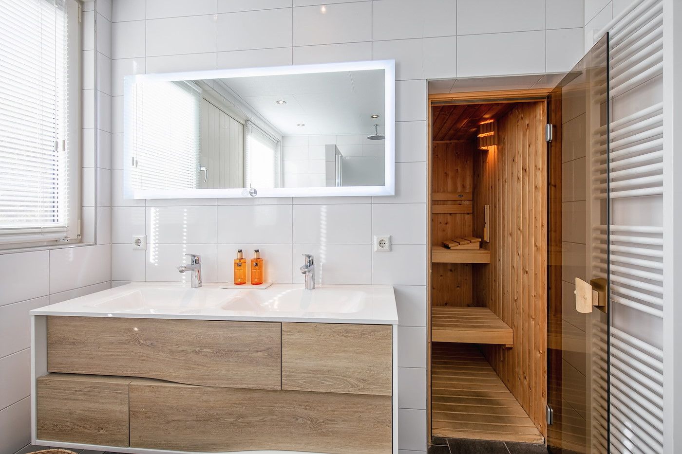 Zweites Badezimmer in 48 - Witte Parel, Den Burg, Texel. Stilvolle und praktische Ausstattung.