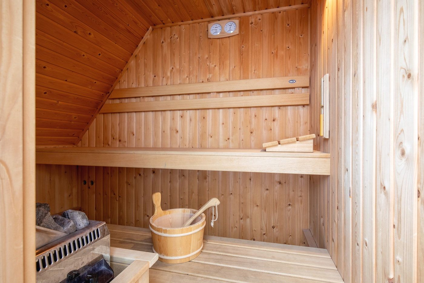 Terrasse mit Esstisch auf 48 - Witte Parel, Den Burg, Texel. Geniessen Sie ein Essen im Freien auf den Watteninseln.