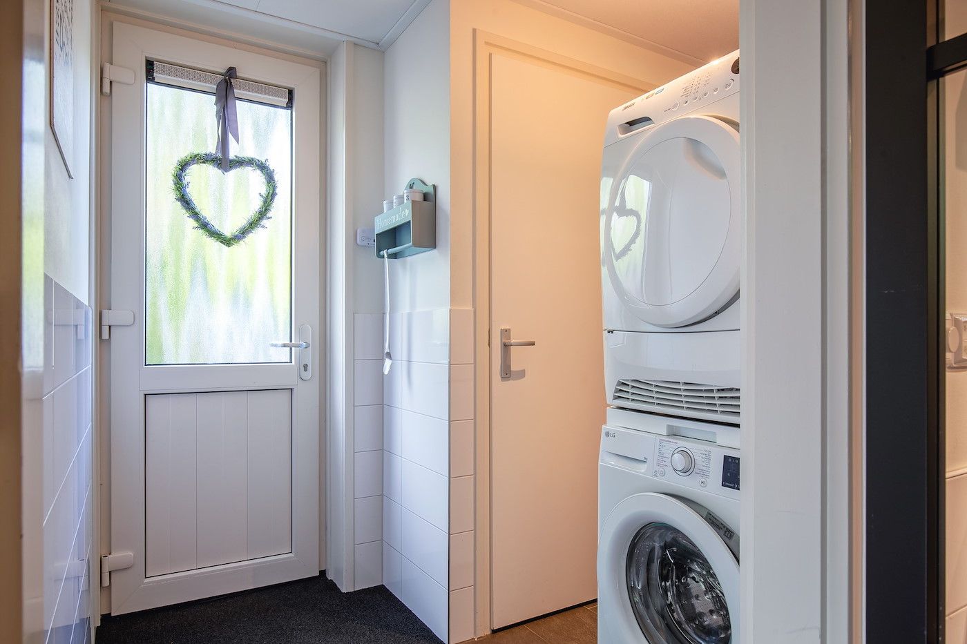 Moderne Kueche mit reichlich Arbeitsflaeche in 48 - Witte Parel, Den Burg, Texel. Perfekt fuer Kochbegeisterte.