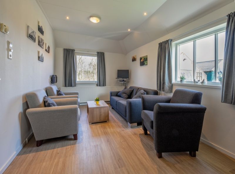 Gemuetlicher Innenbereich des Apartments Boerderij Irene in Den Burg, Texel, mit komfortabler Sitzecke.