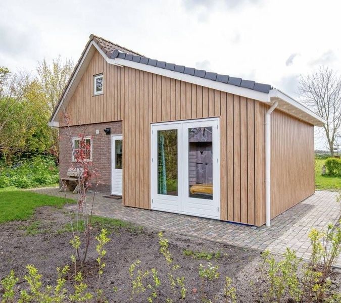 Modernes Aeusseres des Ferienhauses 5 Persoons in Den Burg Texel, ideal fuer einen Aufenthalt auf den Watteninseln.