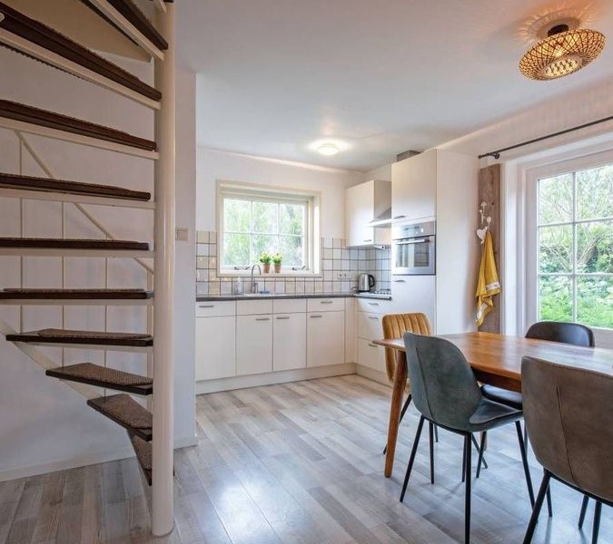 Gemuetliche Kueche im Ferienhaus 5 Persoons Den Burg Texel, ideal fuer Familienabende auf den Watteninseln.