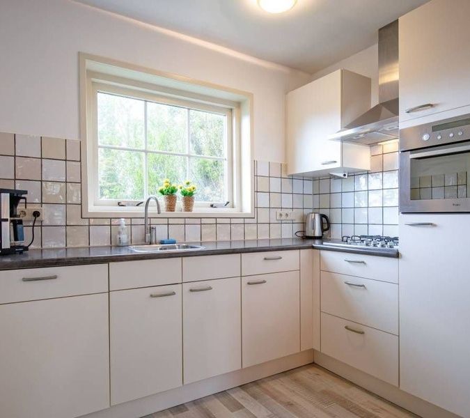 Moderne Kueche des Ferienhauses 5 Persoons in Den Burg Texel, voll ausgestattet auf den Watteninseln.