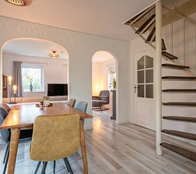 Esszimmer und Treppe im Ferienhaus 5 Persoons Den Burg Texel, ideal fuer einen komfortablen Aufenthalt auf den Watteninseln.