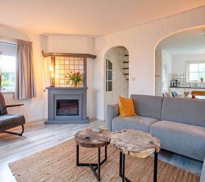 Stilvolles Wohnzimmer im Ferienhaus 5 Persoons Den Burg Texel, mit stimmungsvoller Einrichtung auf den Watteninseln.