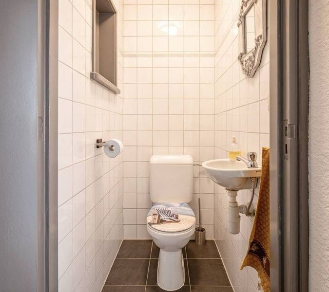 Gepflegte Toilette im Ferienhaus 5 Persoons Den Burg Texel, fuer einen sorglosen Aufenthalt auf den Watteninseln.