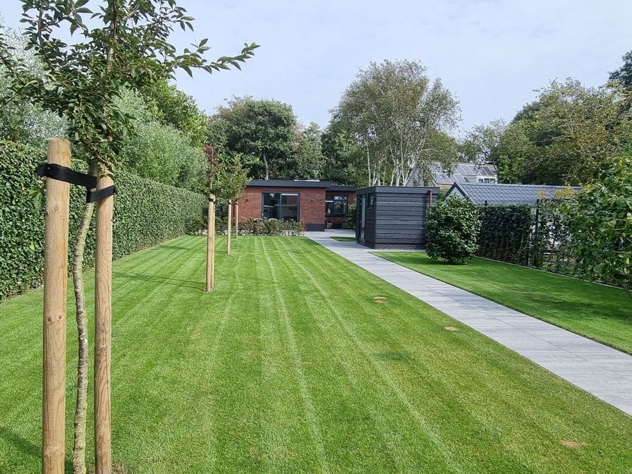 Luxurioeser Garten im Ferienhaus Schoonoordsingel 29a in Den Burg, Texel, umgeben von Gruen und Stille.