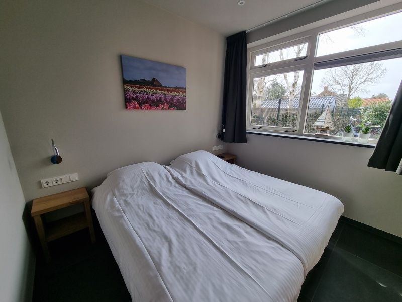 Gemuetliches Schlafzimmer mit Doppelbett in Schoonoordsingel 29a, Ferienhaus Den Burg, Texel.