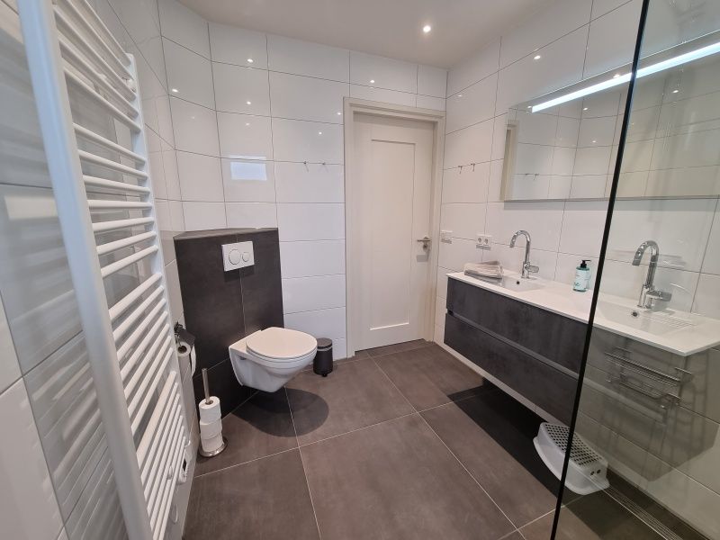 Stilvolles Badezimmer mit Doppelwaschbecken im Ferienhaus Schoonoordsingel 29a, Den Burg, Texel.