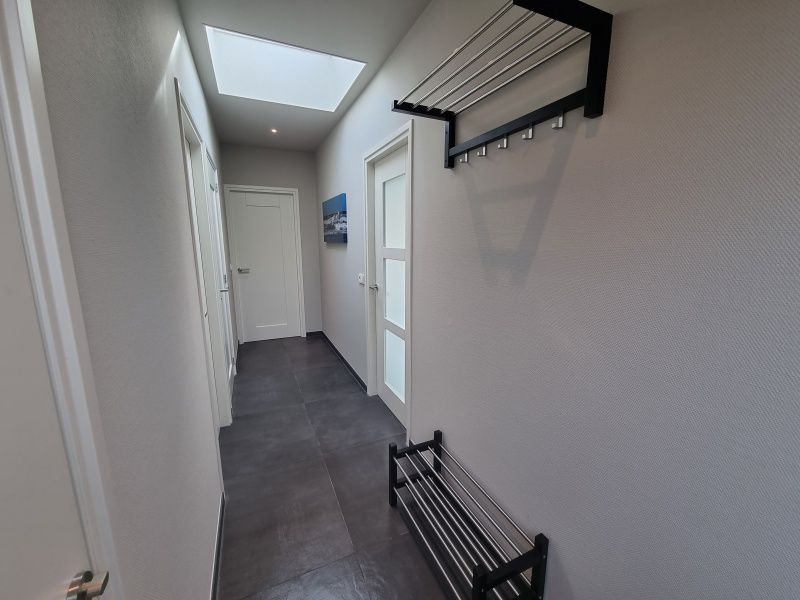 Heller Flur mit Dachfenster im Ferienhaus Schoonoordsingel 29a, Den Burg, Texel, mit Abstellraum.