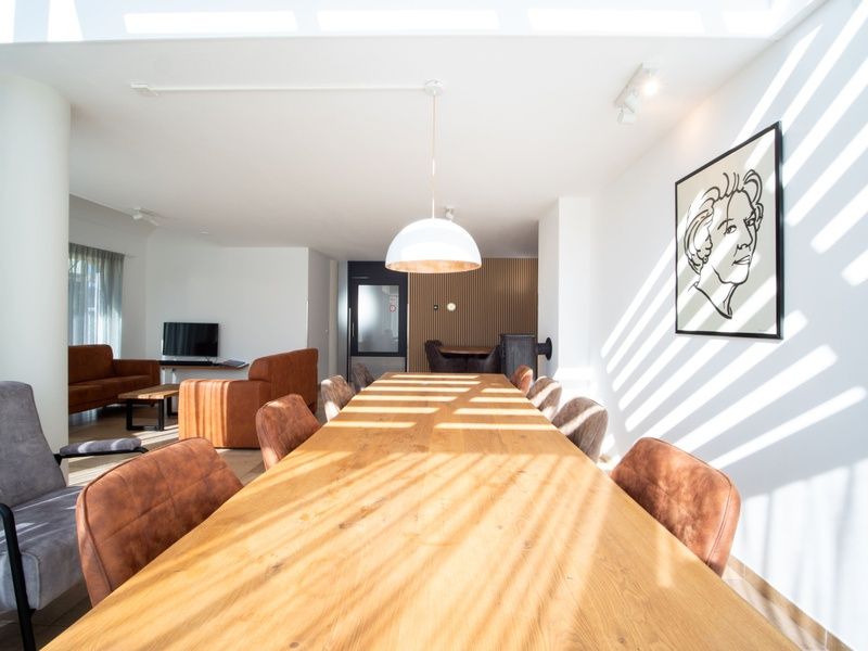Eetruimte in Korenmolen vakantiehuis, Den Burg, Texel met grote houten tafel.