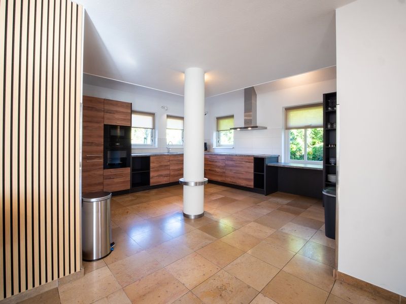 Moderne keuken in Korenmolen vakantiehuis, Den Burg, Texel met houten kasten.