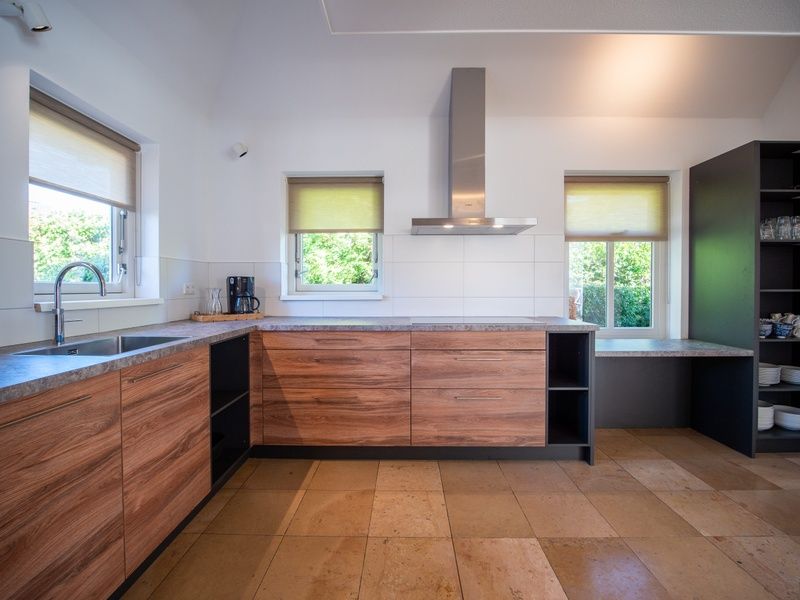 Koken in stijl in Korenmolen vakantiehuis, Den Burg, Texel met ruime keuken.