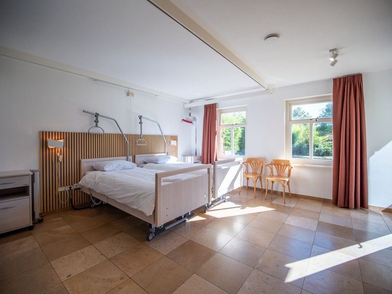 Lichte slaapkamer in Korenmolen vakantiehuis, Den Burg, Texel met uitzicht op tuin.