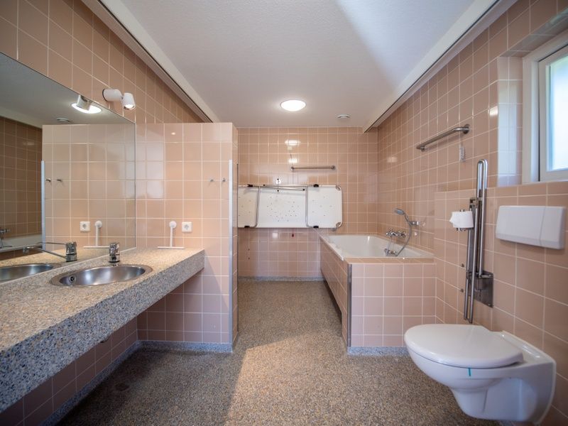 Stijlvolle badkamer in Korenmolen vakantiehuis, Den Burg, Texel met dubbele wastafel.