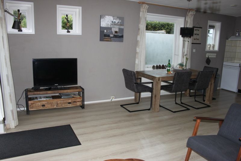Dining area and TV room in De Molen, vacation home in Den Burg, Texel for a relaxing stay.